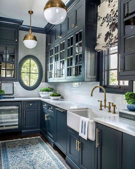 L Kitchen, Cabinet Molding, White Marble Kitchen, Clean My House, Atlanta Homes, Dark Kitchen Cabinets, Kitchen Decorating, Kitchen Marble, Pantry Design