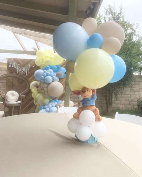 Teddy Bear Plushies, Mechanic Cake, Pooh Bebe, Balloon Baby Shower Centerpieces, Winnie Poo, Baby Shower Teddy Bear, Hot Air Balloon Centerpieces, Winnie The Pooh Decor, Decor Balloons