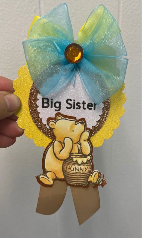 Distintivos Baby Shower Winnie Pooh, Winnie De Pooh Baby Shower Ideas, Baby Shower Winnie Pooh, Big Brother To Be, Big Sister To Be, Distintivos Baby Shower, Handmade Party Favors, Baby Shower Pin, Winnie The Pooh Baby Shower