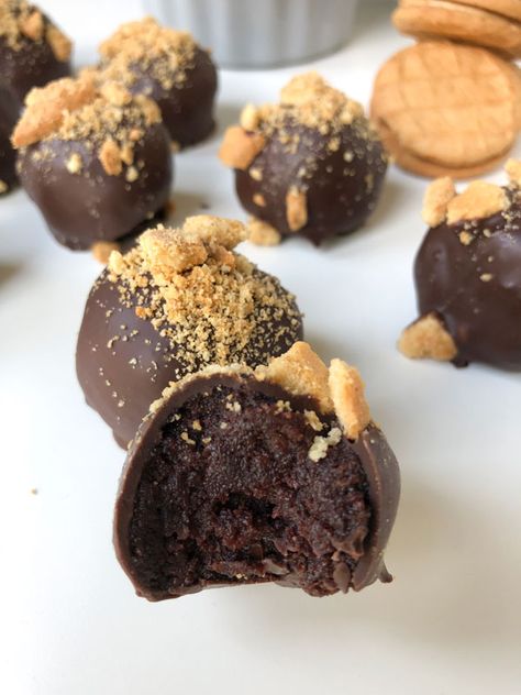 Chocolate Cake Balls, Peanut Butter Chocolate Cake, Butter Chocolate Cake, Chocolat Cake, Triple Chocolate Cake, Dessert Truffles, Peanut Butter Truffles, Chocolate Cake Pops, Chocolate Peanut Butter Cake