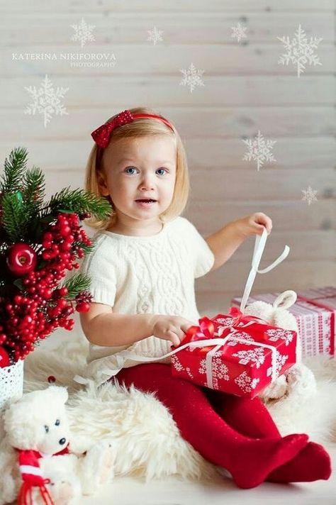 Diy Christmas Photoshoot, Christmas Poses, Christmas Family Photoshoot, Baby Christmas Photos, Xmas Photos, Family Christmas Pictures, Christmas Portraits, Christmas Shoot, Christmas Mini Sessions