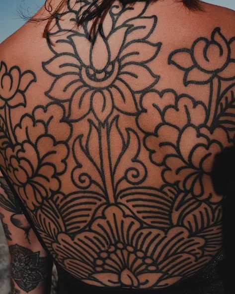 McKenzie on Instagram: “Oh man, I’ll take thick healed lines over anything else, any day of the week... thank you very much @adventuresofrebecca Can’t wait to…” Traditional Back Tattoo, Floral Back Tattoos, Optical Illusion Tattoos, Backpiece Tattoo, Illusion Tattoos, American Traditional Tattoo Ideas, Traditional Tattoo Ideas, Girl Back Tattoos, Back Piece Tattoo