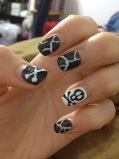 Skull nail design! Skull Nail Designs, Goth Nail Art, Sugar Skull Nails, Skull Nail Art, Horror Nails, New Nail Trends, Skull Nails, Luminous Nails, Skull Designs