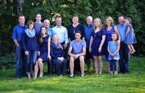 Shades of Blue, mostly solids with a splash of pattern ❤️ Shades Of Blue Family Pictures, Shades Of Blue Family Photos, Large Family Photo Shoot Ideas, Office Shoot, Summer Family Pictures, Family Photo Colors, Fam Pics, Extended Family Photos, Large Family Photos