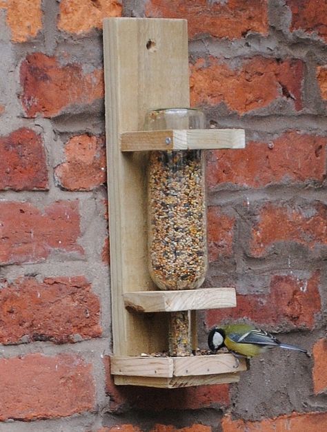 Mangeoire pour oiseaux faite avec une bouteille en verre sur un support bois… Bottle Bird Feeder, Wine Bottle Bird Feeder, Wine Bottle Project, Empty Wine Bottles, Diy Bird Feeder, Diy Birds, Ways To Recycle, Wine Bottle Diy, Diy Planner