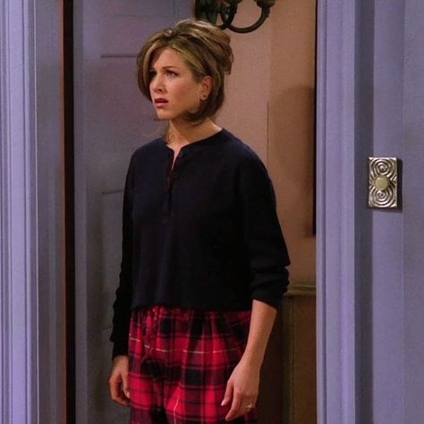 Every Friends Outfit on Instagram: “Rachel was supposed to be hungover in this scene. Like multiple bottles of wine hungover. Call ur man and reveal secrets while drunk…” Green Pajama Pants, Ross Finds, Rachel Green Friends, Rachel Green Style, Rachel Green Outfits, 90’s Outfits, 00s Style, Jennifer Aniston Style, Jenifer Aniston