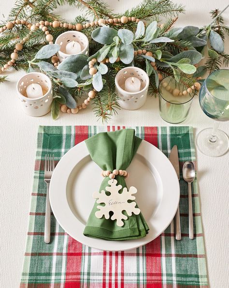 green-red-holiday-table-setting-decor-2fe5add5 Napkin Folding Ideas With Silverware, Christmas Napkin Ideas, Napkin Ideas, Napkin Folding Ideas, Christmas Napkin Folding, Christmas Tree Ring, Christmas Luncheon, Christmas Place Settings, Folding Ideas