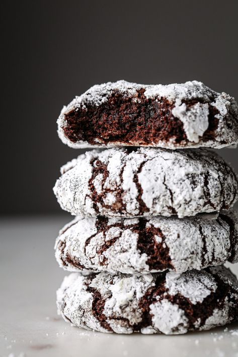 Chocolate Crinkle Cookies - Wife Mama Foodie Crinkle Cookies Cake Mix, Chocolate Crinkle Cookies Recipe, Fudgy Cake, Cookies Video, Chocolate Cake Mix Cookies, Crinkle Cookies Recipe, Whiskey Cake, Chocolate Crinkle, Inside Cake