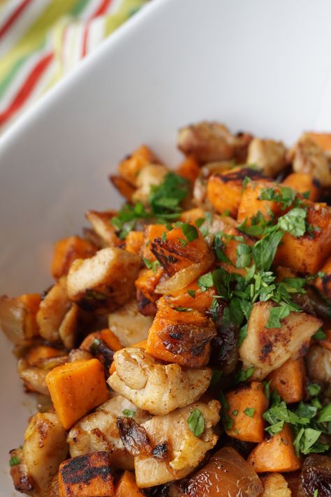 Sweet Potato Chicken Hash Roasted Chicken And Sweet Potatoes, Honey Roasted Chicken, Chicken Hash, Chicken And Sweet Potatoes, Sweet Potato Chicken, Potatoes Skillet, Potato Chicken, Hash Recipe, Cooking Sweet Potatoes