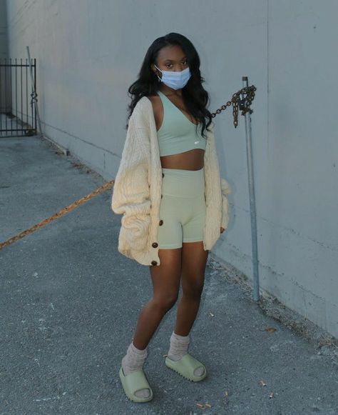 Yeezy Slides Outfit, Aerin Creer, Sweater Ootd, Running Errands Outfit, Slides Outfit, Sweatpants Outfits, Errands Outfit, Yeezy Slides, Chill Outfits