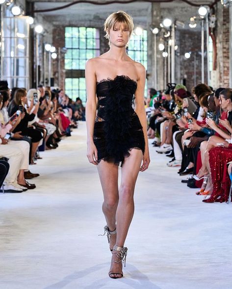 Alexandre Vauthier Official on Instagram: “LOOK 3 ALEXANDRE VAUTHIER HAUTE COUTURE FALL WINTER 2022” Alexander Vauthier, Fall 2022 Couture, 2022 Couture, 2022 Runway, Haute Couture Designers, 90s Runway Fashion, Collection Couture, Alexandre Vauthier, Couture Designers