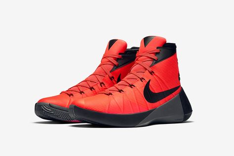 Nike Hyperdunk 2015 high-top sneaker in black and red. Hyperdunk 2015, Nike Air Force 1 Outfit, Nike Hyperdunk, High Top Basketball Shoes, Best Basketball Shoes, Shoe Technology, Led Shoes, Sneaker Magazine, Nike Outlet