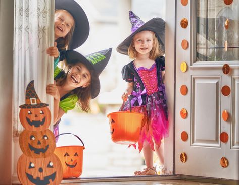 Halloween Party Ideas | Better Homes and Gardens® Real Estate Happy Halloween Images, Dulces Halloween, Non Woven Bag, Halloween Gift Bags, Mascaras Halloween, Pumpkin Bucket, Halloween Goodie Bags, Halloween Trends, Candy Bucket