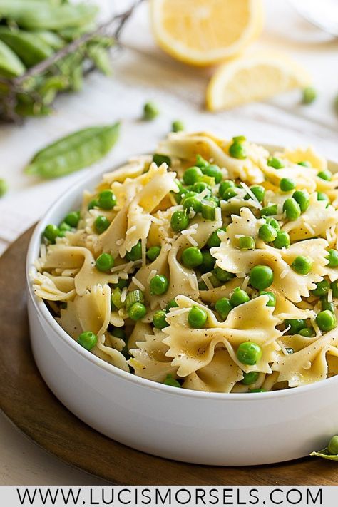 If you think of a heavy side when you think pasta salad, think again! This healthy pasta salad is light and full of flavor from fresh peas, lemon zest, and green onions! This pea pasta salad will be your new side dish and potluck recipe go to! Pasta Salad Peas, Pasta Salad With Peas, Pea Pasta Salad, Light Pasta Salads, Salad With Peas, Big Mac Salat, Pea Pasta, Paleo Salad, Fresh Peas