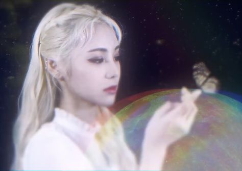 Jinsoul Butterfly, Loona Photoshoot, Butterfly Photoshoot, Jinsoul Loona, Pop Posters, Eye Circles, Odd Eyes, Butterfly Wings, Cute Photos