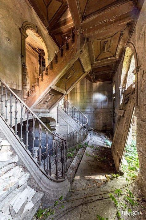 @AranzaDrive ❁ Abandoned Mansion For Sale, Mansion Homes, Beautiful Ruins, Urban Exploring, Old Abandoned Houses, Abandoned Mansion, Abandoned Castles, Mansions For Sale, Abandoned Mansions