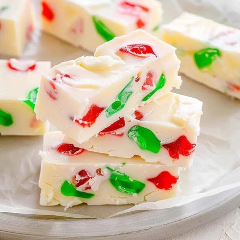 Four Ingredient Nougat Bars – I recall growing up and seeing this treat on the dessert table every holiday. This was one of those desserts that was saved for adults only. I never did understand that as I was growing up. When I got older, I started making this treat myself and although I do not understand why it was an adult only treat, I understand why they kept it all to themselves. Ingredients 2 packages of miniature marshmallows 2 tbsp butter, melted 2 packages of white chocolate chips 1 ½ cu Slow Cooker Ravioli Lasagna, Nougat Bars, Slow Cooker Ravioli, Nougat Recipe, Mini Strawberry Cheesecake, Lobster Recipes Tail, Holiday Sweets, Dessert Salads, Bars Recipe