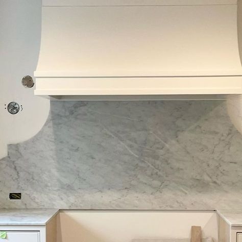 LS Design Studio on Instagram: "The marble backsplash drawing versus reality 🤍 This was a revision made on the fly where we changed from a straight across design to a curved decorative one. It came to life in the matter of days and it did not disappoint! Sometimes it takes seeing the space come to life to know exactly what it needs. #ProjectBarrington #LSDesignStudio _________________ #losangelesinteriordesign #interiordesign #interiordecorating #bathdesign #designprocess #homedesign interior d Curved Edge Backsplash, Marble Range Backsplash, Quartz Backsplash Kitchen Behind Stove, Curved Stone Backsplash, Marble Backsplash With Shelf, Quartz Backsplash Behind Stove, Range Backsplash Ideas, Curved Marble Backsplash, Arched Backsplash