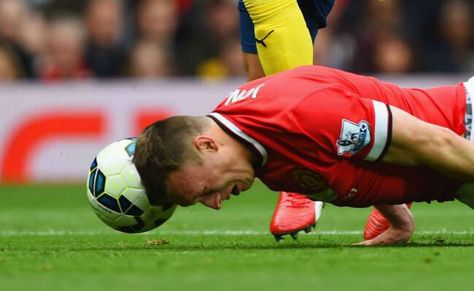 Phil Jones v arsenal Phil Jones, Jamie Vardy, Football Gif, Football News, Soccer Ball, Arsenal, Diving, Soccer Field, Soccer