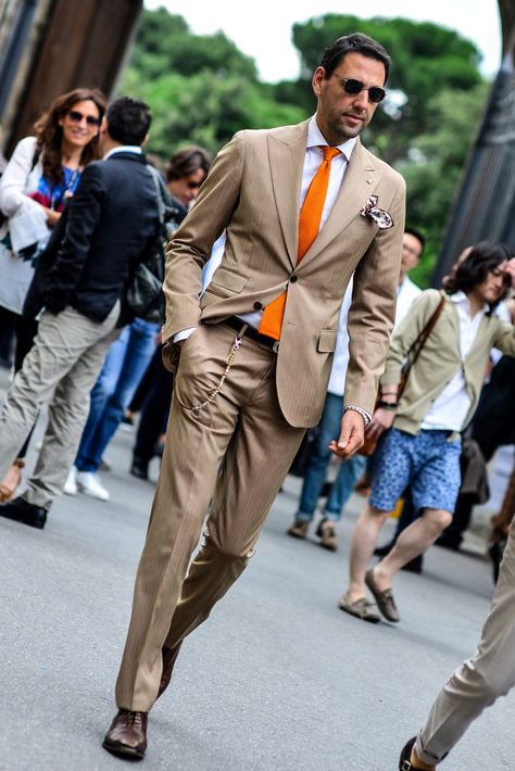 Wedding Guest Outfit Men, Italy Wedding Guest Outfit, Italy Wedding Guest, Pitti Uomo Street Style, Der Gentleman, Orange Tie, Earth Color, Brown Suits, Sharp Dressed Man