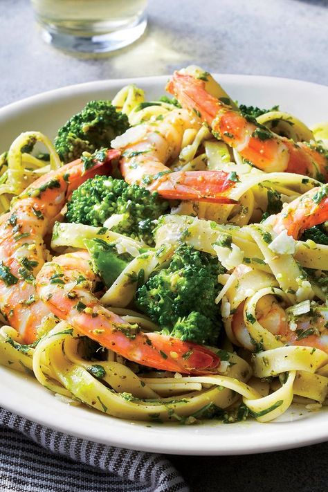 Pesto Shrimp and Broccoli Fettuccine | "Put your knife away—store-bought pesto and precut broccoli florets mean no chopping required. Your Dutch oven pulls triple duty in this recipe by cooking the pasta, blanching the broccoli, and bringing the whole dish together, all in one pot." #pasta #pastarecipes #pastainspiration #pastadinner #pastaideas #pastadinner #pastaideas Fettuccine Recipes, Pesto Shrimp, Cooking Light Recipes, Pasta Al Pesto, Shrimp And Broccoli, Easy Seafood, Pasta Dinners, Diet Vegetarian, Broccoli Florets