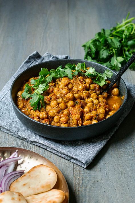 Vegan Chana Masala, Chana Masala Recipe, Chickpea Masala, Samosa Chaat, Meatless Dinners, Naan Recipe, Dal Recipe, Onion Gravy, Meatless Dinner