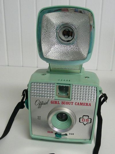 Scream Vintage, Girl Scouts History, Futuristic Vintage, Photography Cameras, Camp Logo, 60s Girl, Analog Camera, Vintage Vacation, Antique Cameras