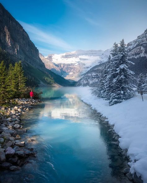 Summer ☀ vs Winter ❄  On which side would you rather stand? ~ A blend of two photos I've taken in Lake Louise. Goes without saying, this… Summer Vs Winter, Canada Landscape, Best Cruise Lines, Best Cruise, Destination Voyage, Conde Nast Traveler, Summer Landscape, Lake Louise, Napoleon Hill