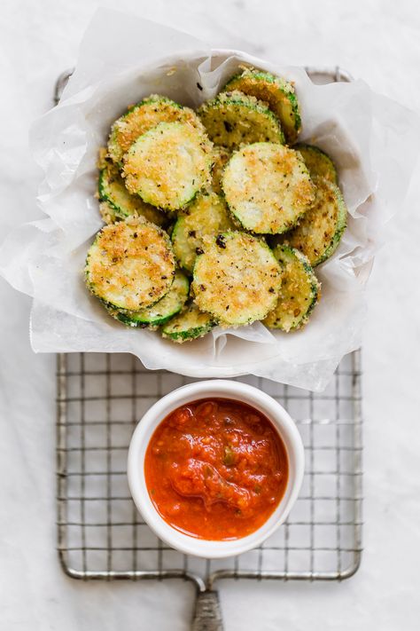 parmesan zucchini I howsweeteats.com #snacks #appetizer #parmesanzucchini Deep Fried Zucchini, Baked Parmesan Zucchini, Zucchini Rounds, Food Styling Photography, Fried Zucchini, Cheesy Zucchini, Parmesan Zucchini, Styling Photography, Zucchini Fries