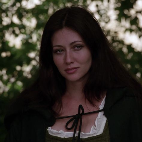 #charmed #witchythings #witchyvibes #90sfashion Shannen Doherty Charmed, Prue Halliwell, Charmed Tv Show, Charmed Tv, Charmed Sisters, 90s Inspired Outfits, Shannen Doherty, Beverly Hills 90210, Season Of The Witch