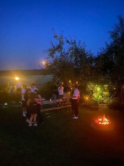 Party Garden Night, Barbecue Party Aesthetic Night, Outdoor Summer Party Aesthetic, Backyard Birthday Party Aesthetic, Party Aesthetic Outside, Summer Night Garden Party, Garden Party Evening, Outdoor Party Aesthetic Night, Garden Party With Friends