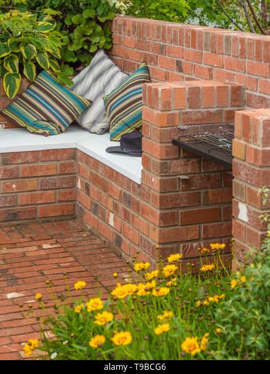 Outdoor brick patio and seating area in garden Brick Bench, Brick House Exterior Makeover, Brick Planter, Brick Bbq, Garden Seating Area, Brick Patio, Brick Garden, Brick Exterior House, Patio Wall