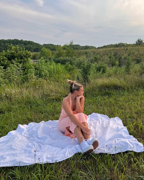 White Sheet Picnic Photoshoot, White Sheet Photoshoot Outside, Sheet Poses, White Sheet Photoshoot, Sheet Photoshoot, Countryside Aesthetic, Field Photos, 21st Birthday Photoshoot, White Sheet