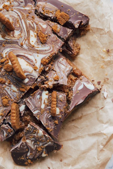 The Biscoff Tiffin Recipe Every Vegan Needs In Their Repertoire Biscoff Tiffin, Biscoff Recipes, Tiffin Recipe, Vegan White Chocolate, Zoe Sugg, Vegan Dark Chocolate, Biscuit Mix, Melting White Chocolate, Vegan Milk