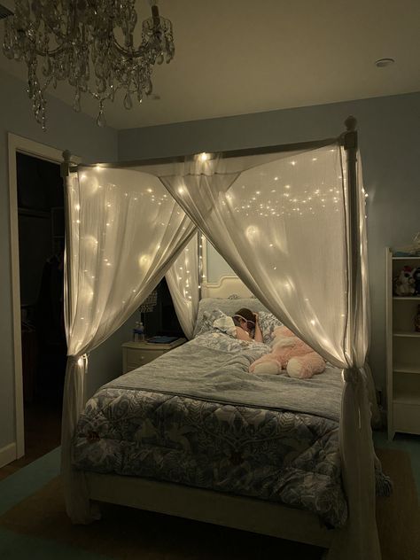 Bed W Curtains, Canopy Bed Ideas Small Room, Cute Bed Canopy, Bed Overlapping Window, Canopy Bed In Small Room, Modern Living Room Ideas Black, Room Ideas Canopy Bed, Aesthetic Bed Canopy, Canopy Room Ideas