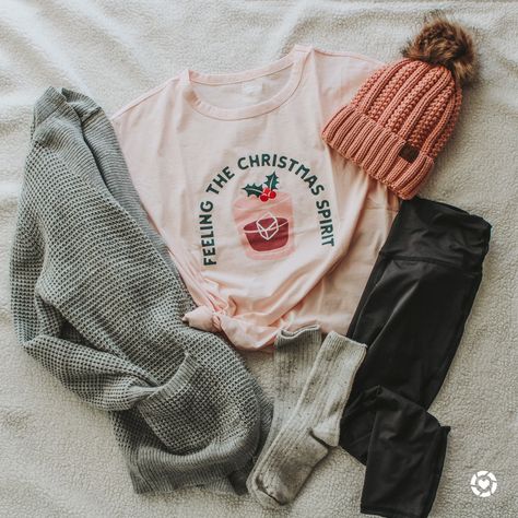 Cozy Christmas Outfit Casual, Holiday Tshirt Outfits, Cc Beanie Outfits, Boho Christmas Outfit, Outfit Flatlay, Outfits For Short Girls, Cozy Christmas Outfit, Christmas Outfit Casual, Beanie Fits