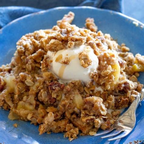 Apple Crumble is a 9x13 pan dessert full of sweetened apples and a thick crumble layer with brown sugar and oatmeal.  Serve it with some ice cream and you will be in heaven. I promise you'll believe it's the perfect crumble recipe. #apple #crumble #recipe #dessert Homemade Apple Crisp, Best Apple Crisp, The Girl Who Ate Everything, Apple Crumble Recipe, Greek Chicken Recipes, Recipe Dessert, Crumble Recipe, Apple Crisp Recipes, Crisp Recipe