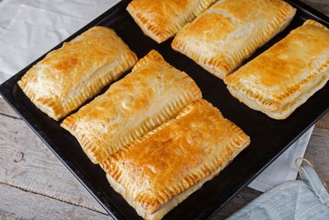 This Chicken and Bacon in Puff Pastry Is Easy and Delicious Puff Pastry Recipes Dinner, Puff Pastry Pockets, Puff Pastry Chicken, Cream Cheese Puff Pastry, Chicken And Bacon, Pastry Appetizer, Puff Pastry Desserts, Pot Pies Recipes, Cream Cheese Chicken