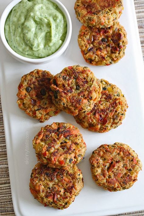 These baked salmon cakes are light and healthy! Served with my favorite zesty avocado cilantro sauce for dipping – absolutely addicting! Avocado Cilantro Sauce, Morning Meals, Recipes Fish, Cilantro Sauce, Grow Food, Salmon Cakes, Salmon Patties, Savory Dishes, Skinny Taste Recipes