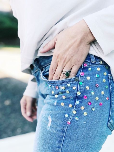 How to make your own DIY Embellished Jeans #ontheblog #besosalina Denim Jeans Diy, Bedazzled Jeans, Denim Tears, Diy Gem, Diy Valentine's Day Decorations, Rhinestone Jeans, Bling Jeans, Embellished Clothing, Pearls Diy