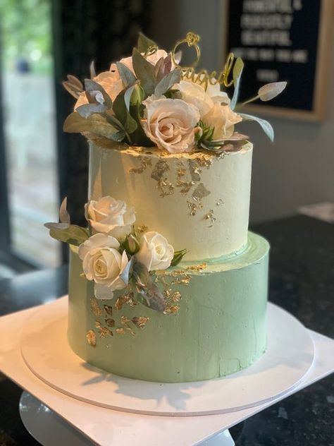 I've never seen a cake that I didn't want to eat, but these are almost too beautiful to slice into! Green And Gold Cakes, Cake Ideas Green, Diy Wedding Cake Ideas, Tier Cake Ideas, Bridesmaid Dresses Cream, Easy Cake Ideas, June Wedding Colors, Gold Cakes, Green Birthday Cakes