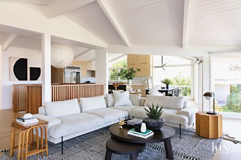 Renovation triumphs over demolition, transforming a midcentury Laguna Beach home. Colorado Mountain Homes, Mid Century Coastal, Luxe Interiors, Interiors Design, Décor Diy, Mid Century Modern Design, Outdoor Sectional Sofa, 인테리어 디자인, Midcentury Modern