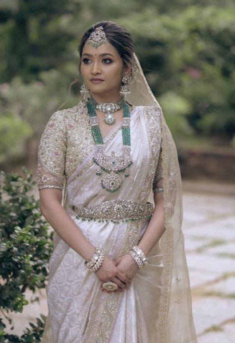 Indian Bride In White Saree, White Gold Saree Indian Bridal, White Saree With Gold Jewellery, Silver Pattu Saree Blouse Designs, White Muhurtham Saree, White Sarees For Wedding, Kanjipuram Silk Sarees Bridal, Muhurtam Sarees South Indian, White Saree Wedding South Indian