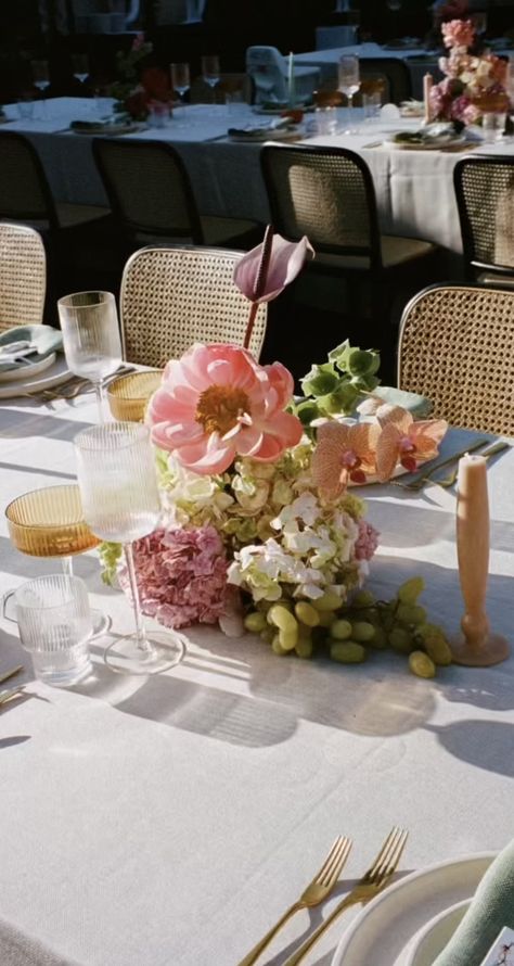 Bridal Table Flowers, Bangkok Wedding, English Country Weddings, Dream Wedding Reception, Reception Tablescapes, Modern Wedding Flowers, Romantic Garden Wedding, Wedding Elements, Marquee Wedding