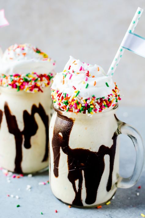 Cake Batter Milkshake Cake Batter Milkshake, Milkshake Recipe Chocolate, Chocolate Milkshake, Milkshake Recipes, Decadent Cakes, Chocolate Caliente, Smoothie Shakes, Frozen Drinks, Frozen Desserts