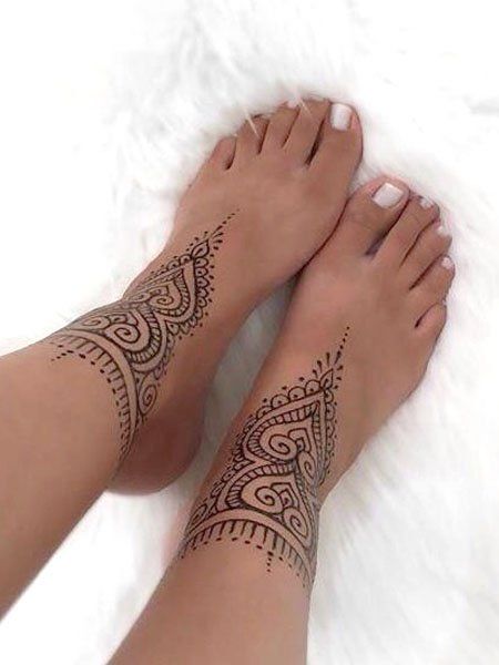 20 Elegant Ankle Tattoos for Women in 2021 - The Trend Spotter Henna Ankle, Tiny Foot Tattoos, Henne Tattoo, Tattoo Foot, Ankle Bracelet Tattoo, Tattoo Beautiful, Foot Henna, Ankle Tattoos For Women, Henna Inspo