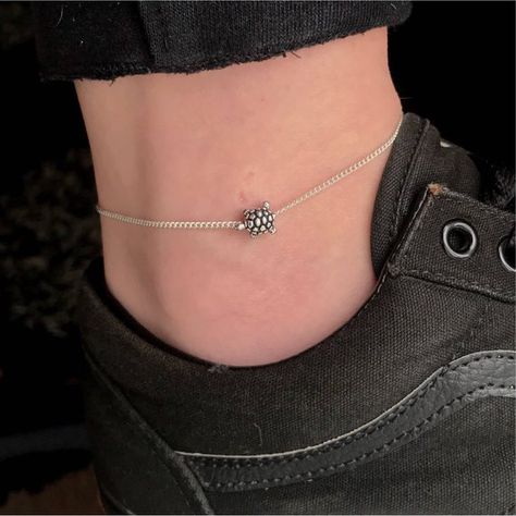 T I N Y ~ T O R T O I S E ~ C H A I N ~ A N K L E T ❉ A tiny turtle beads on silver chain. ❉ Please note, every bead may differ slightly.  S I Z I N G ~ G U I D E ❉ Shortest length approx 8.5. ❉ Every anklet has a clasp and additional 1 extender to fit a maximum length of 9.5. ❉ If a custom size is Turtle Anklet, Silver Chain Anklet, Turtle Sea, Anklet For Women, Latest Jewellery Trends, Simple Chain, Anklets Boho, Women Anklets, Summer Retro