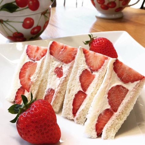 【Dessert Station】Strawberry Sandwich Cut Strawberry Shortcake Sandwich, Aesthetic Sandwich, Sandwhich Bread, Strawberry Sandwich, Fair Aesthetic, Cream Cheese Sandwiches, Types Of Sandwiches, Cooking Mama, Sandwich Bread Recipes