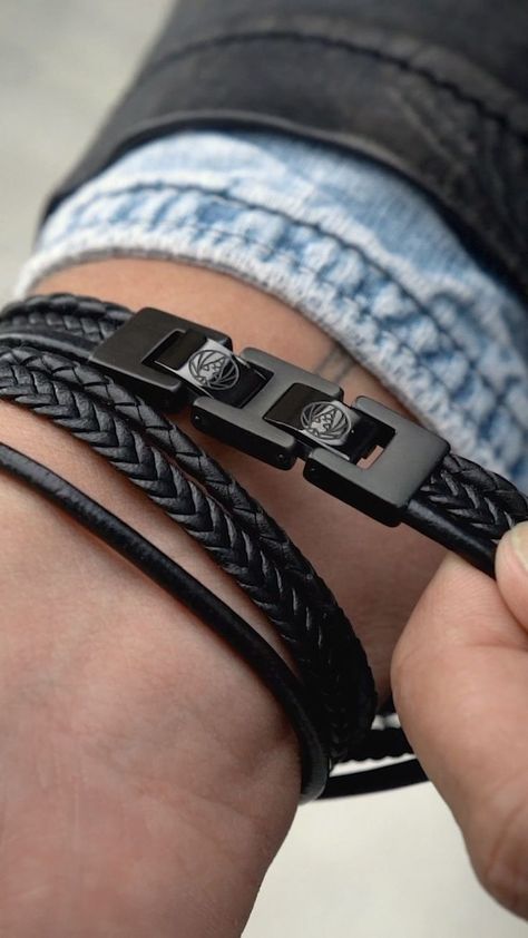 Black leather bracelet with clasp Mode Tips, Double Lock, Black Bracelet, Mens Leather Bracelet, Paracord Bracelets, Outfit Combinations, Mens Accessories Fashion, Rock Star, Leather Jewelry