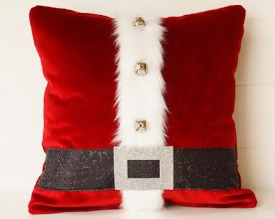 Quilt Inspiration: Free pattern day: Christmas Pillows & Cushions! Christmas Pillows Diy, Xmas Pillows, Santa Pillow, Holiday Pillows Covers, Christmas Pillow Cover, Santa Decorations, Santa Suits, Navidad Diy, Christmas Pillows